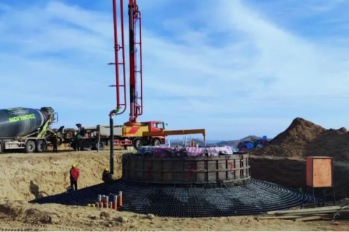 首吊完成｜bat365定边天池塘50MW风电场工程建设捷讯